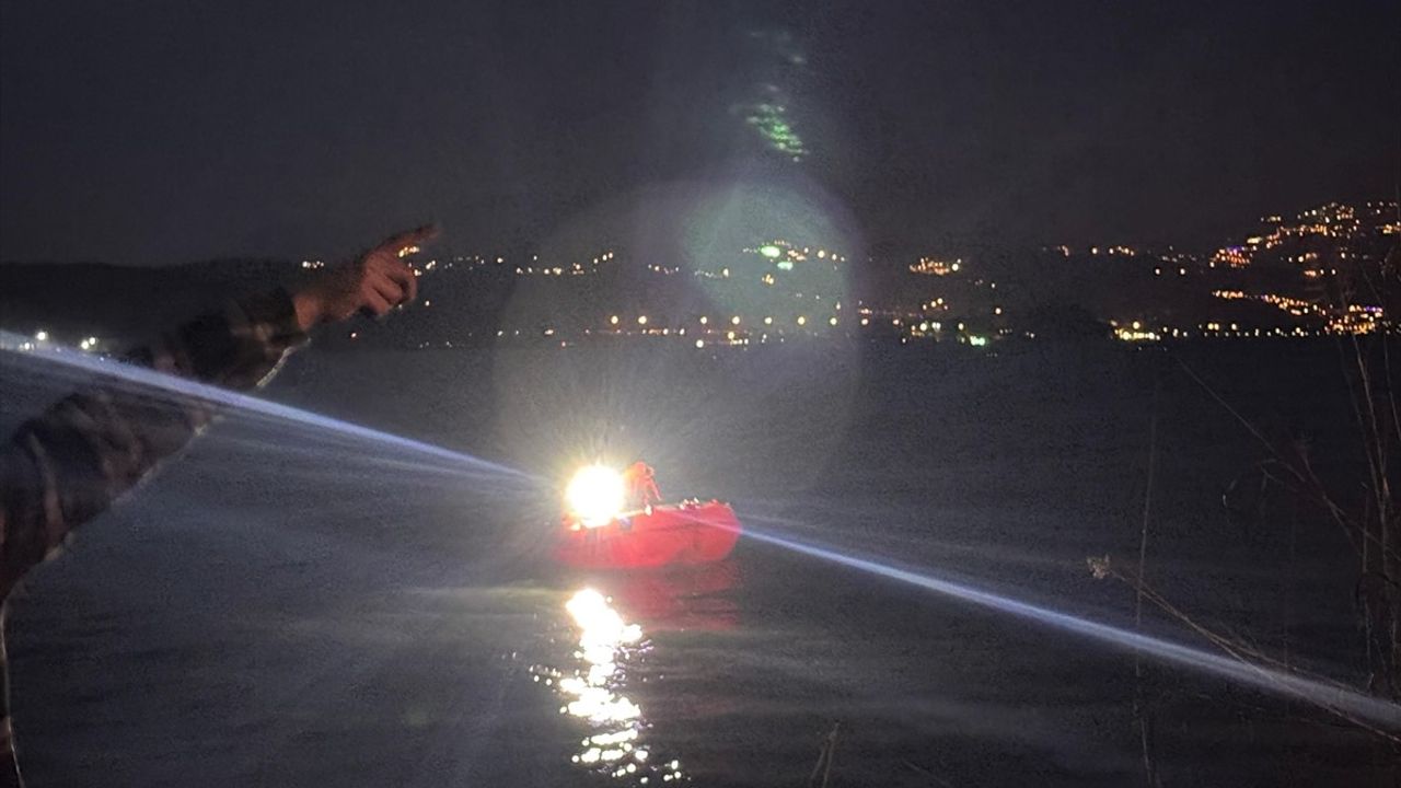 Sakarya'da Sapanca Gölü'nde Kaybolan Sporcu İçin Arama Çalışmaları Devam Ediyor