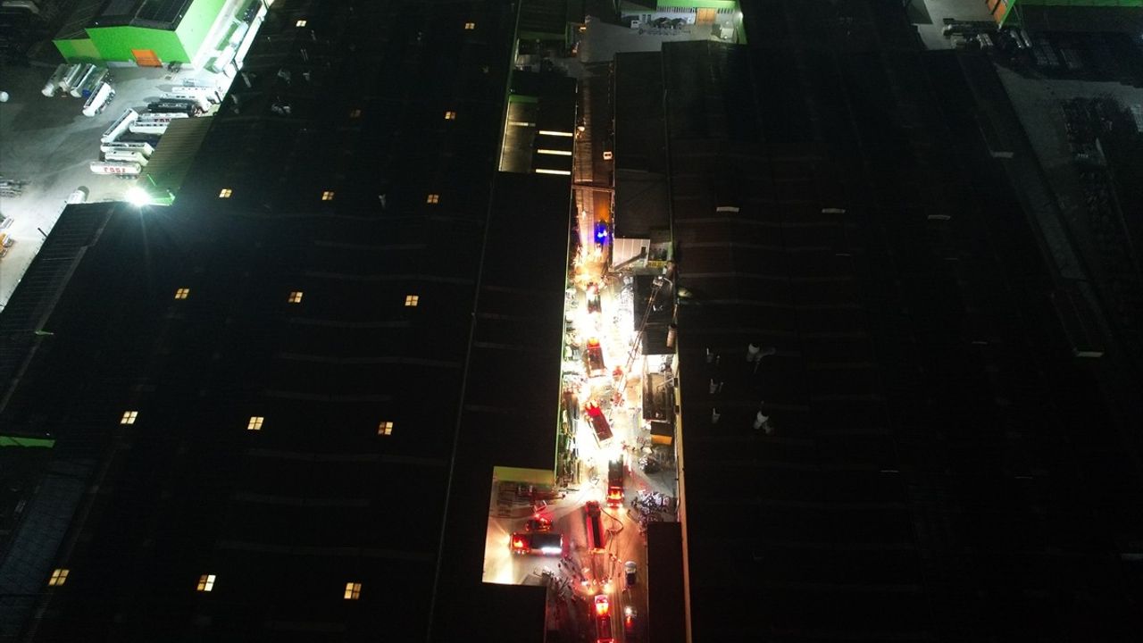 Sakarya'nın Arifiye İlçesinde Treyler Fabrikasında Yangın Çıktı