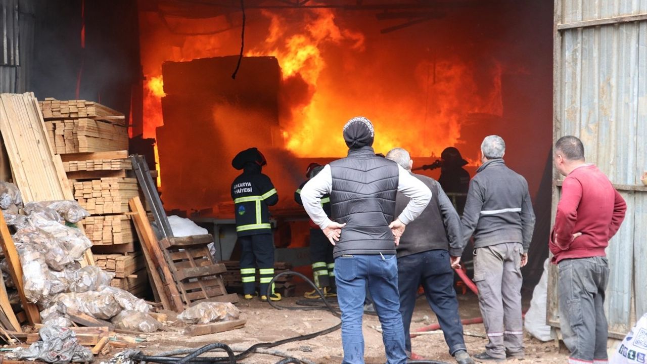 Sakarya'nın Serdivan İlçesinde Mobilyacılar Çarşısında Yangın Çıktı
