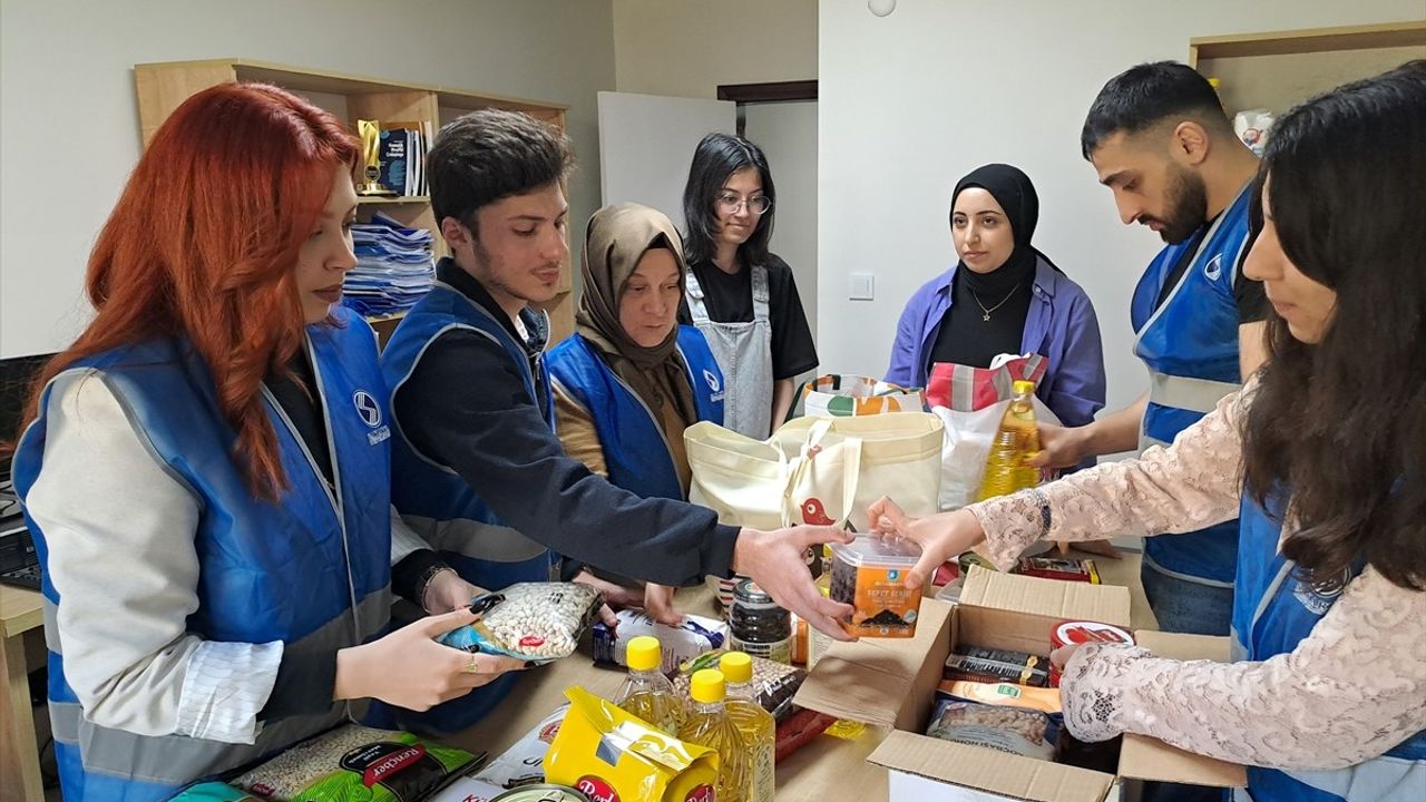Sakarya Üniversitesi Öğrencileri Ramazan'da İhtiyaç Sahiplerine Yardım Eli Uzatıyor