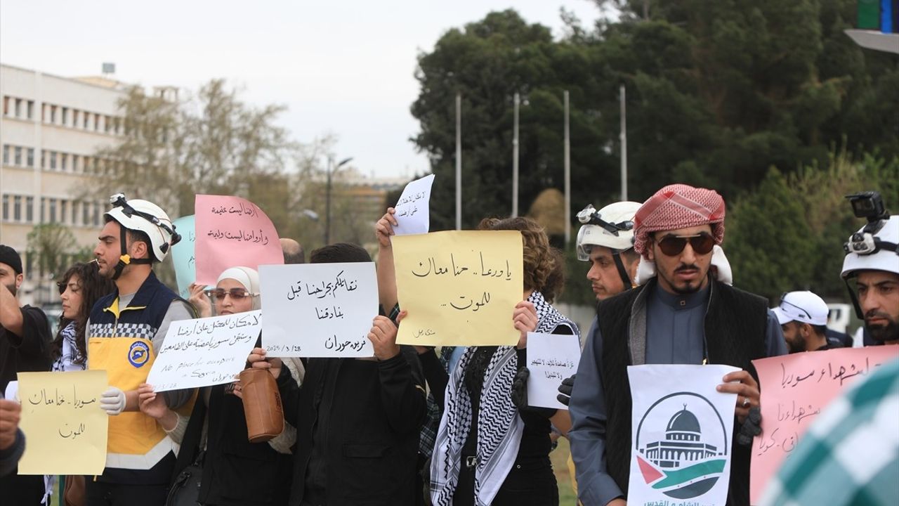 Şam'da İsrail Saldırılarına Karşı Protesto Düzenlendi