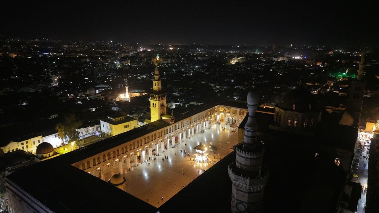 Şam'daki Emevi Camisi'nde Kadir Gecesi Coşkusu