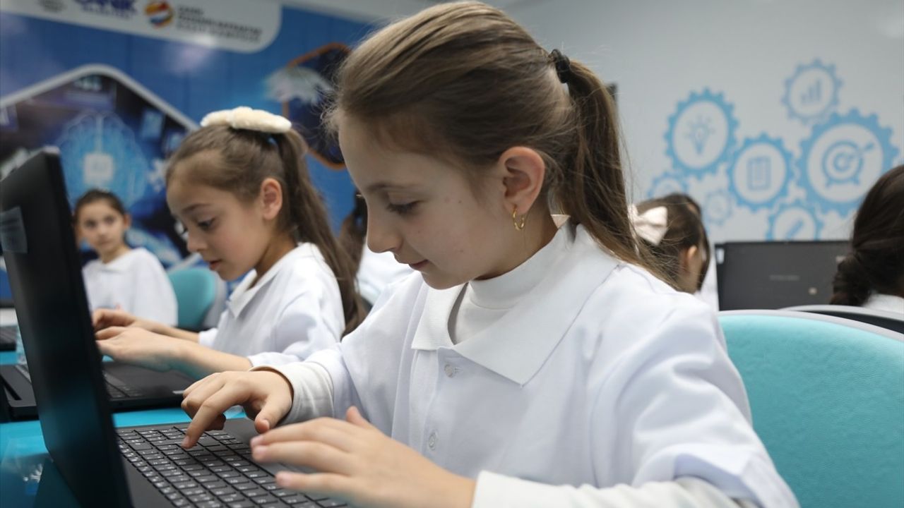 Samsun'da 3 Bin Kız Öğrenciye Yapay Zeka Eğitimi Başlatıldı