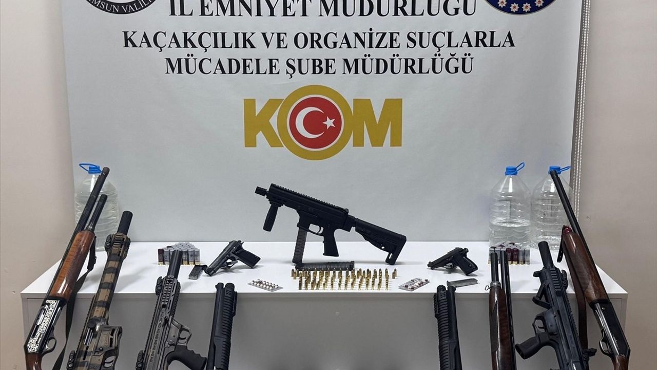 Samsun'da Eğlence Mekanına Yapılan Operasyonda Silah ve Uyuşturucu Ele Geçirildi