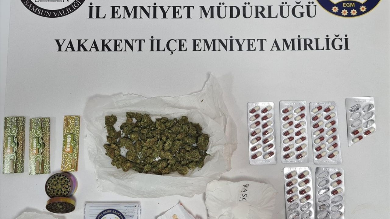 Samsun'da Otomobil Döşemesinde Uyuşturucu Yakalandı, 5 Şüpheli Gözaltına Alındı