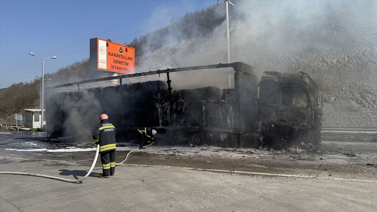 Samsun'da Seyir Halindeyken Alev Alan Tır Kullanılamaz Hale Geldi