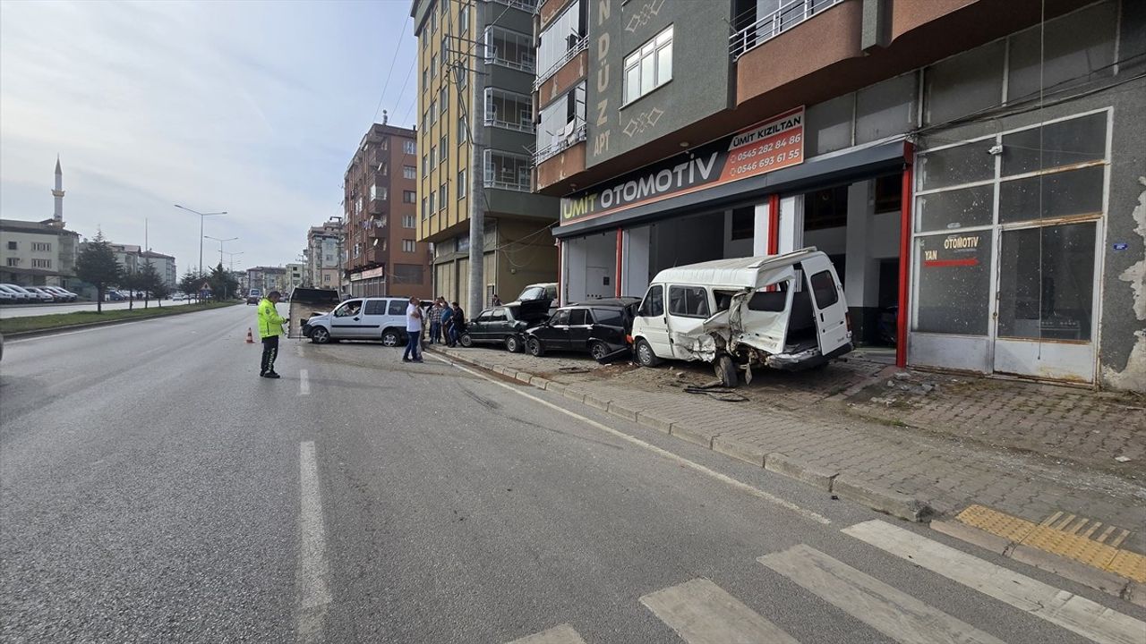 Samsun Terme'de Hafif Ticari Araç Kazası: İki Yaralı
