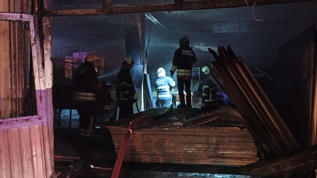 Samsun'un Canik İlçesinde Mobilya İmalathanesinde Yangın Çıktı
