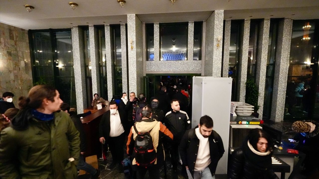 Saraçhane'de İzin Olmadan Gösteri Yapan Grup, İBB Binasına Girdi