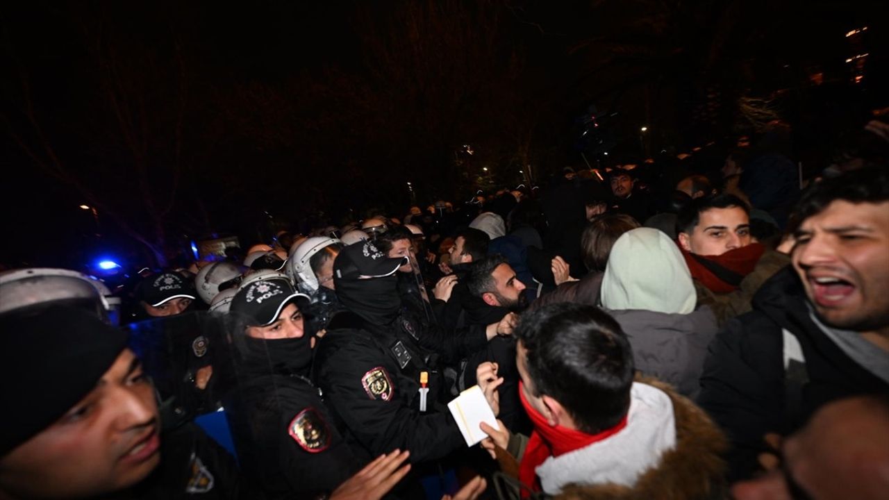 Saraçhane'de İzinsiz Gösteri: Polis ve Protestocular Arasında Arbede