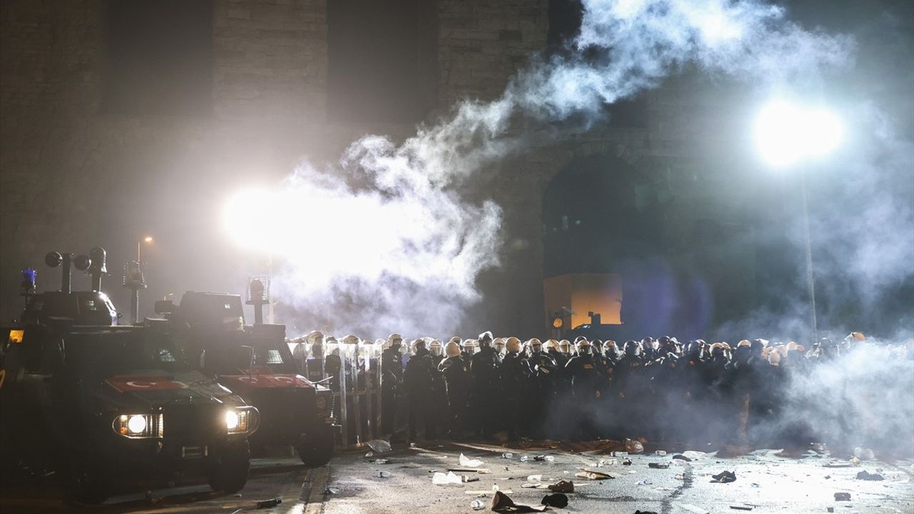 Saraçhane'de İzinsiz Gösteri: Polise Müdahale