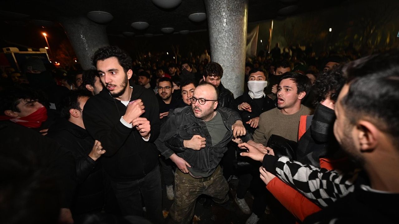 Saraçhane'deki İzinsiz Gösteride Gerilim: Eylemciler İBB Binasına Girmeye Çalıştı
