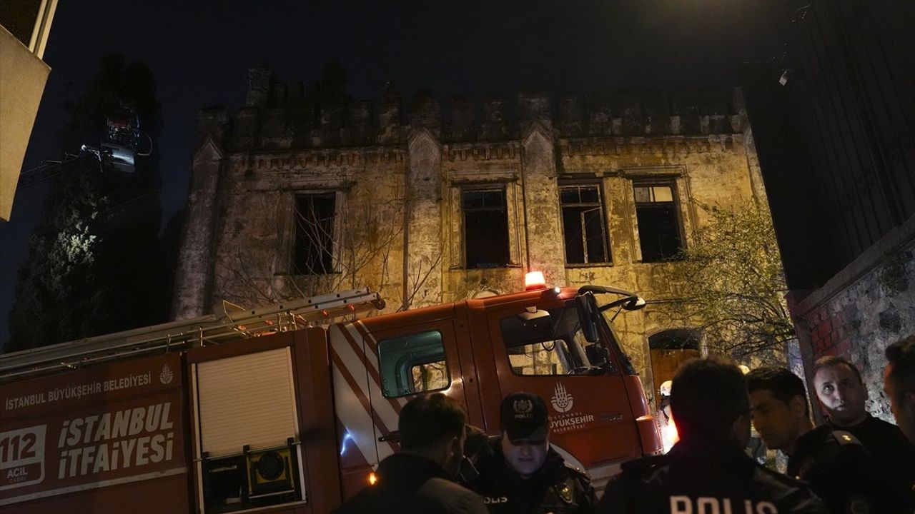 Sarıyer'de Ahşap Binada Çıkan Yangın Kontrol Altına Alındı