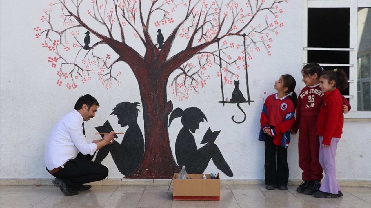 Selami Eroğlan, Siirt Mehmetçik İlkokulu'nu Sanat Galerisine Dönüştürüyor