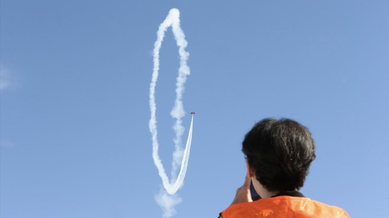 Semin Öztürk Şener, Dünya Kadınlar Günü'nde Akrobasi Gösterisi Yaptı