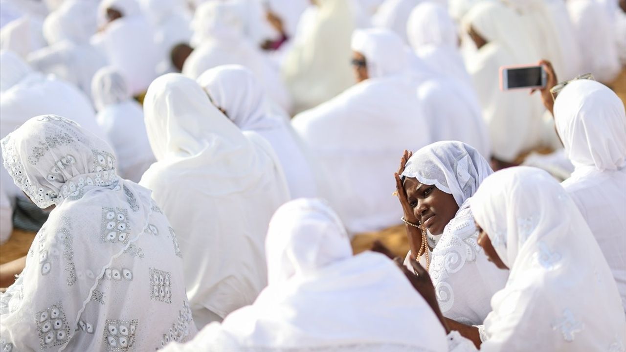 Senegal'de Ramazan Bayramı Coşkuyla Okyus Kenarındaki Cami Kumsalında Kutlandı