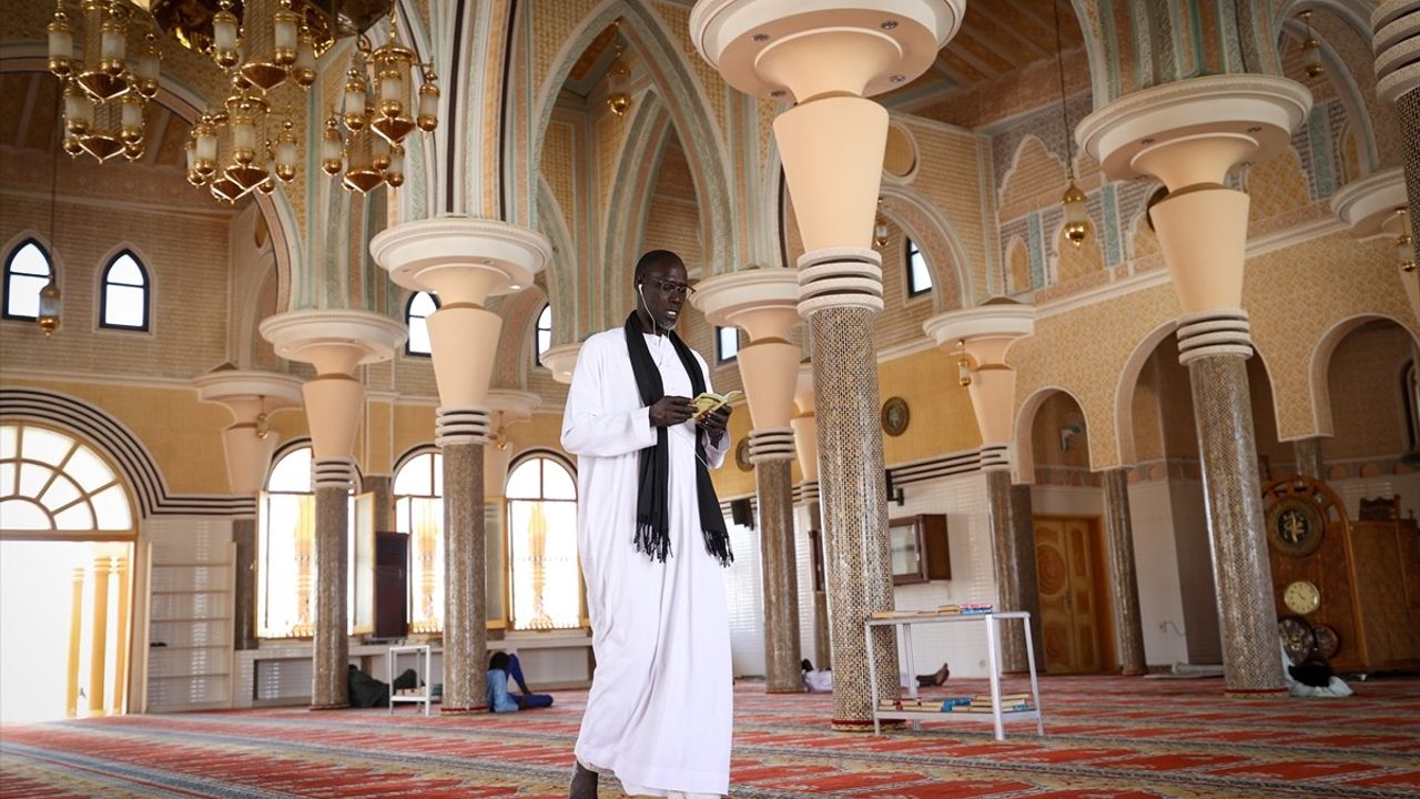 Senegal'in Renkli Camileri: Kültürel Mirasın Görsel Şöleni