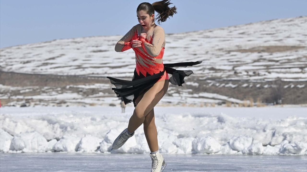 Senkronize Buz Pateni Kadın Milli Takımı'ndan Çıldır Gölü'nde Etkileyici Gösteri