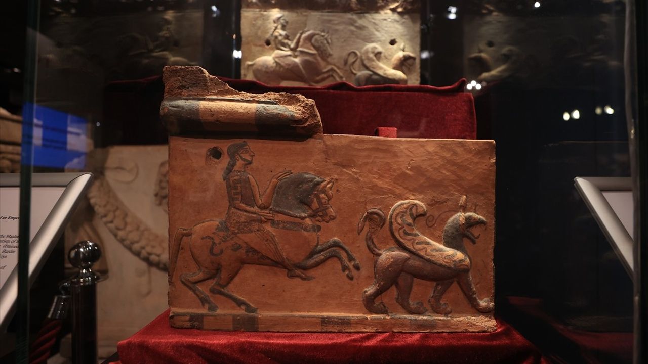 Septimius Severus'un Heykel Başı ve Pişmiş Toprak Levhalar Anavatanına İade Edildi