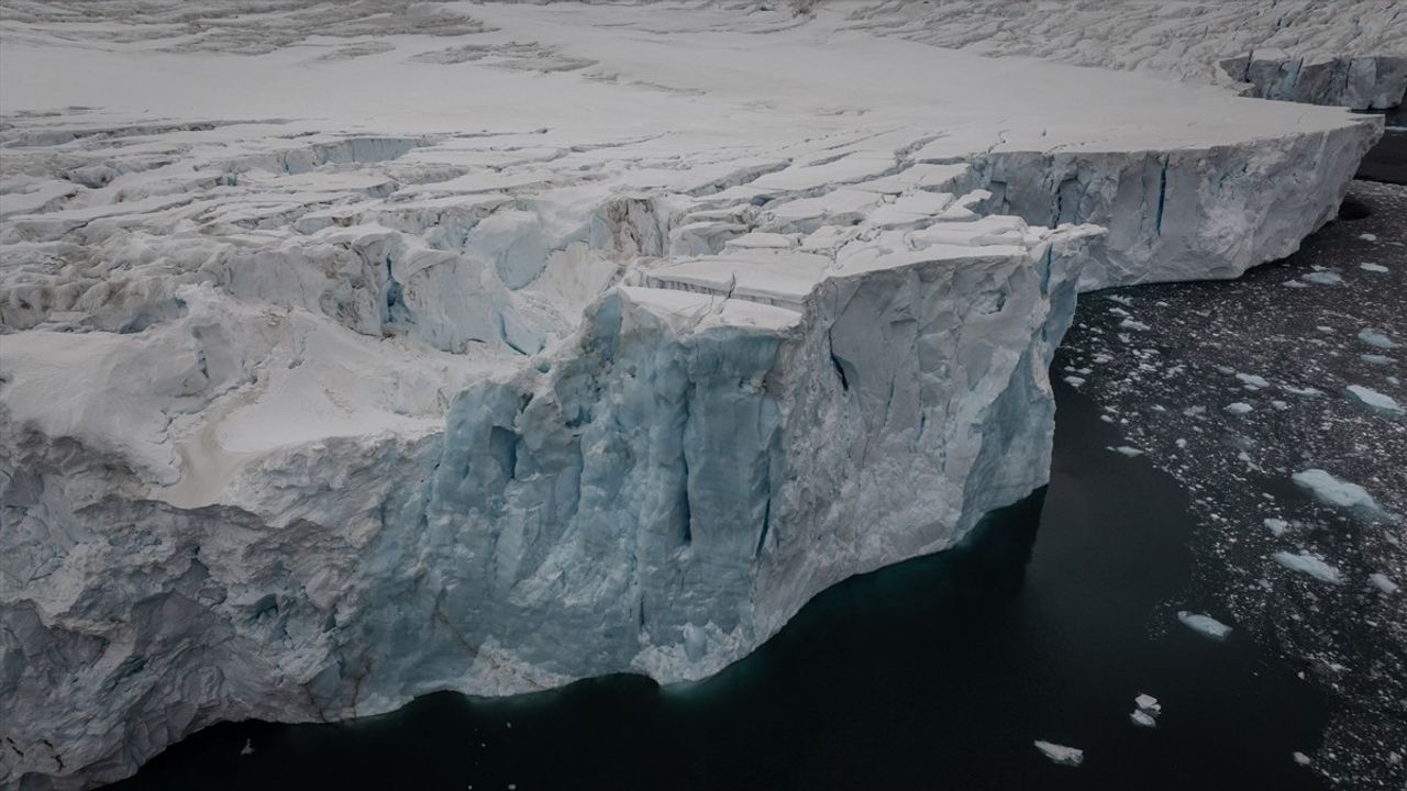 Shoesmith Buzulunda 10 Katlı Bina Boyutunda Buz Eriyor