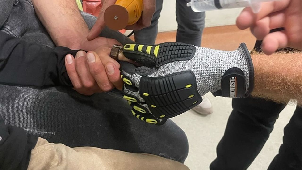 Siirt'te Çocuğun Parmağına Sıkışan Cıvata İtfaiye Tarafından Kesilerek Çıkarıldı