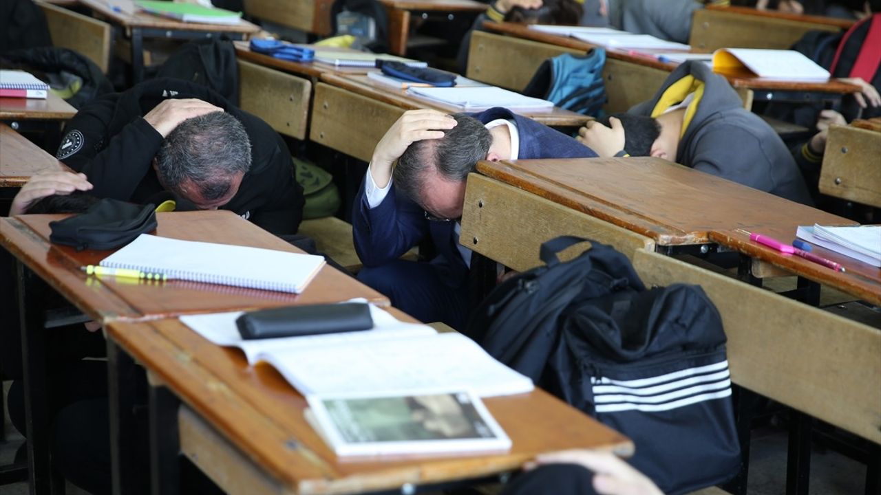 Siirt'te Okullarda Deprem ve Tahliye Tatbikatı Düzenlendi