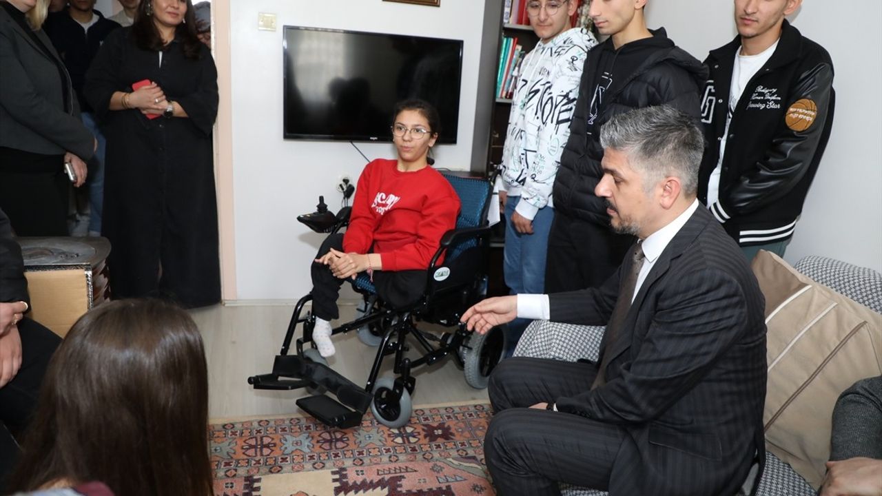 Sınıf Arkadaşları Yürüme Engelli Sinem'e Elektrikli Sandalye Hediye Etti