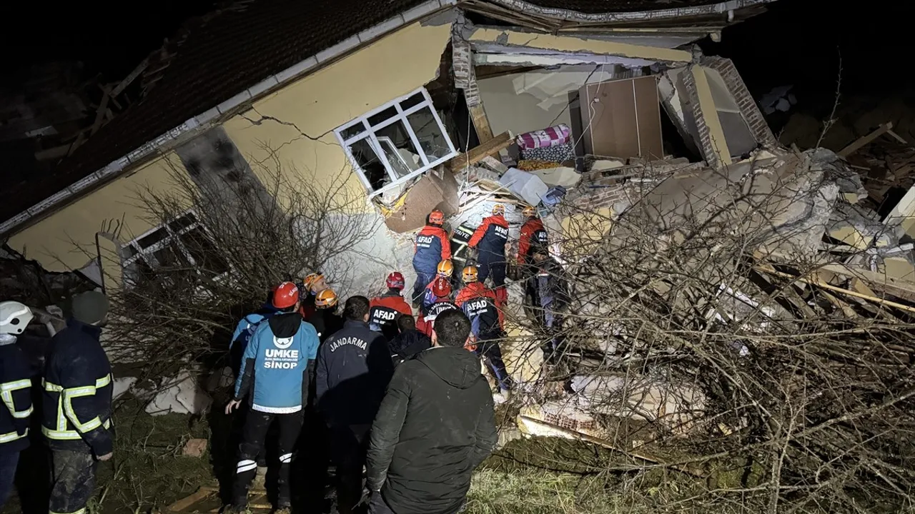 Sinop'ta Heyelan: 3 Ev Yıkıldı, 4 Yaralı Kurtarıldı