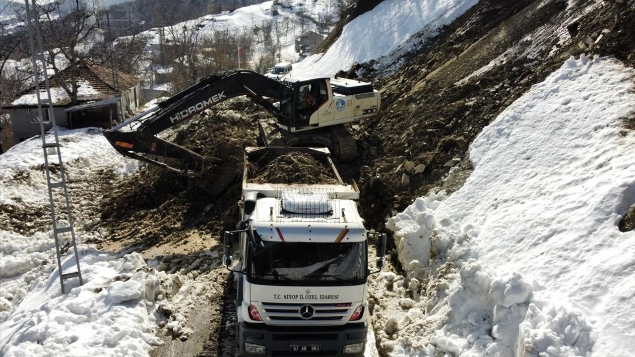 Sinop'ta Heyelan Nedeniyle Kapanan Köy Yolu Yeniden Ulaşıma Açıldı