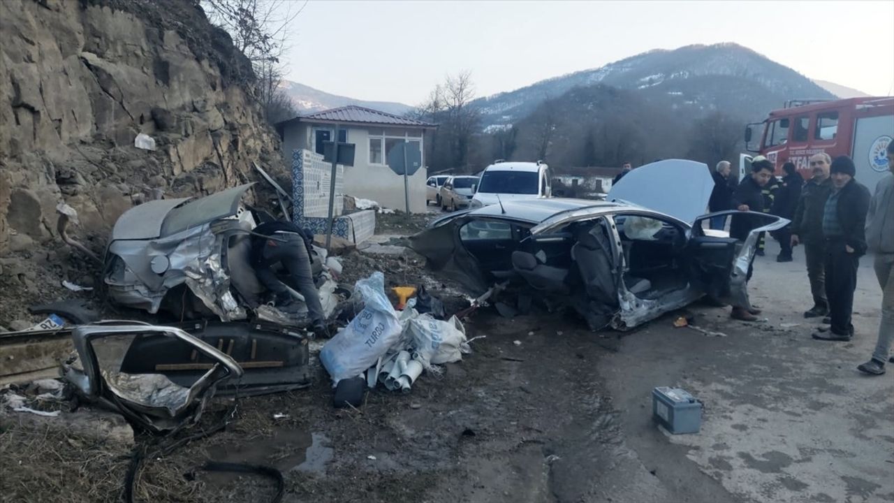 Sinop'ta İki Otomobil Çarpıştı: 5 Yaralı