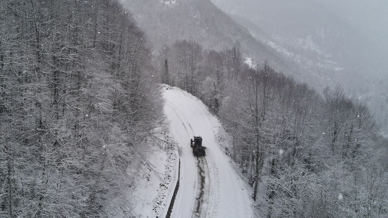 Sinop'ta Kar Yağışı Ulaşımı Olumsuz Etkiledi
