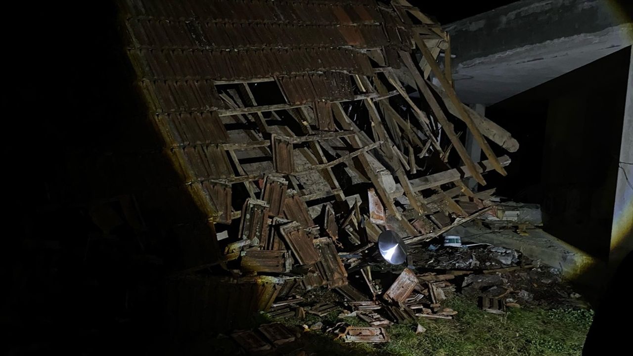 Sinop'taki Heyelan: 3 Ev Yıkıldı, 2 Yaralı Kurtarıldı