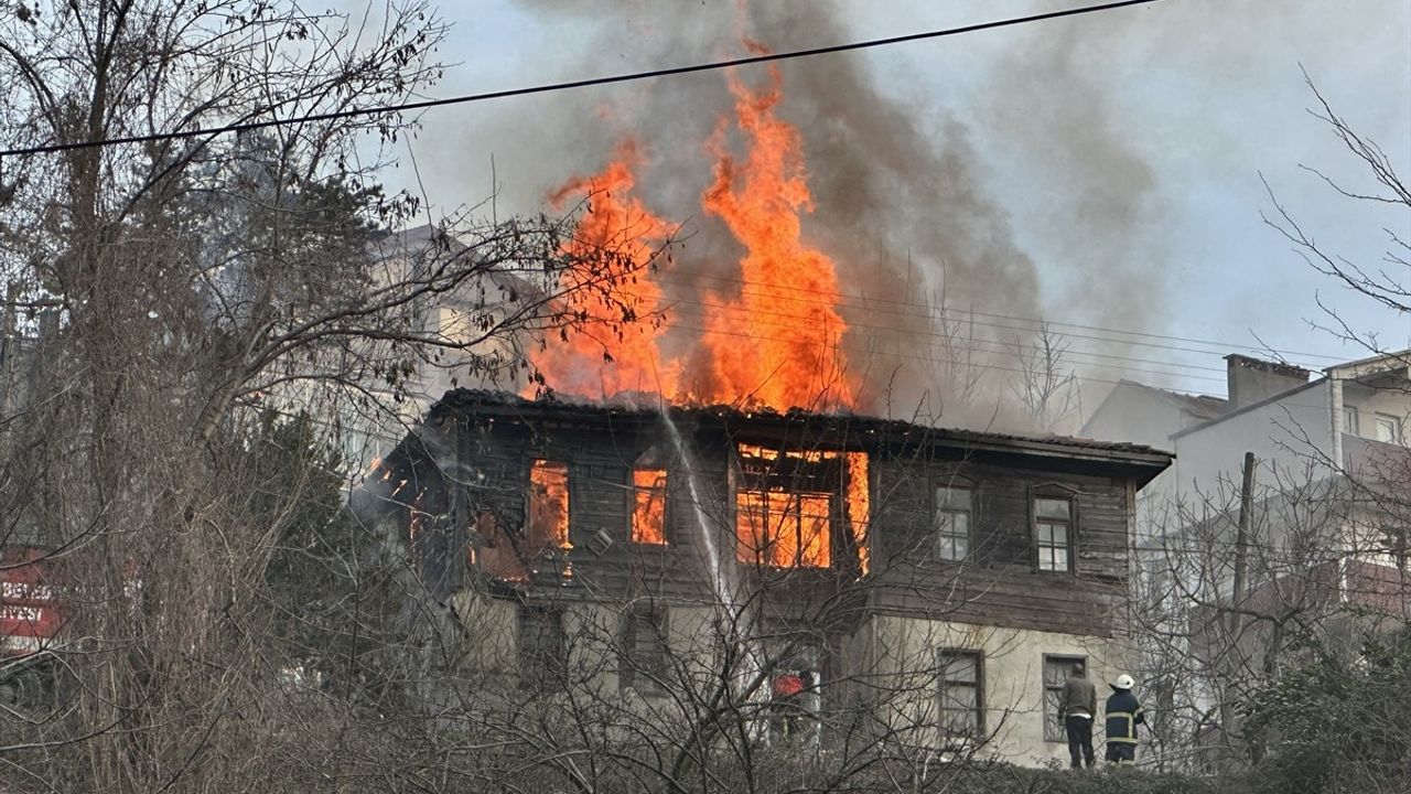 Sinop'un Ayancık İlçesinde İki Katlı Ahşap Evde Yangın Çıktı