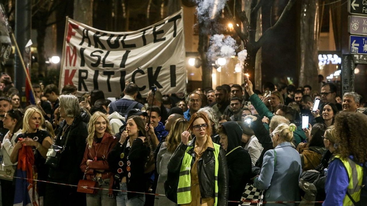 Sırbistan'da Öğrenciler Belgrad'da Büyük Gösteri İçin Bir Araya Geliyor