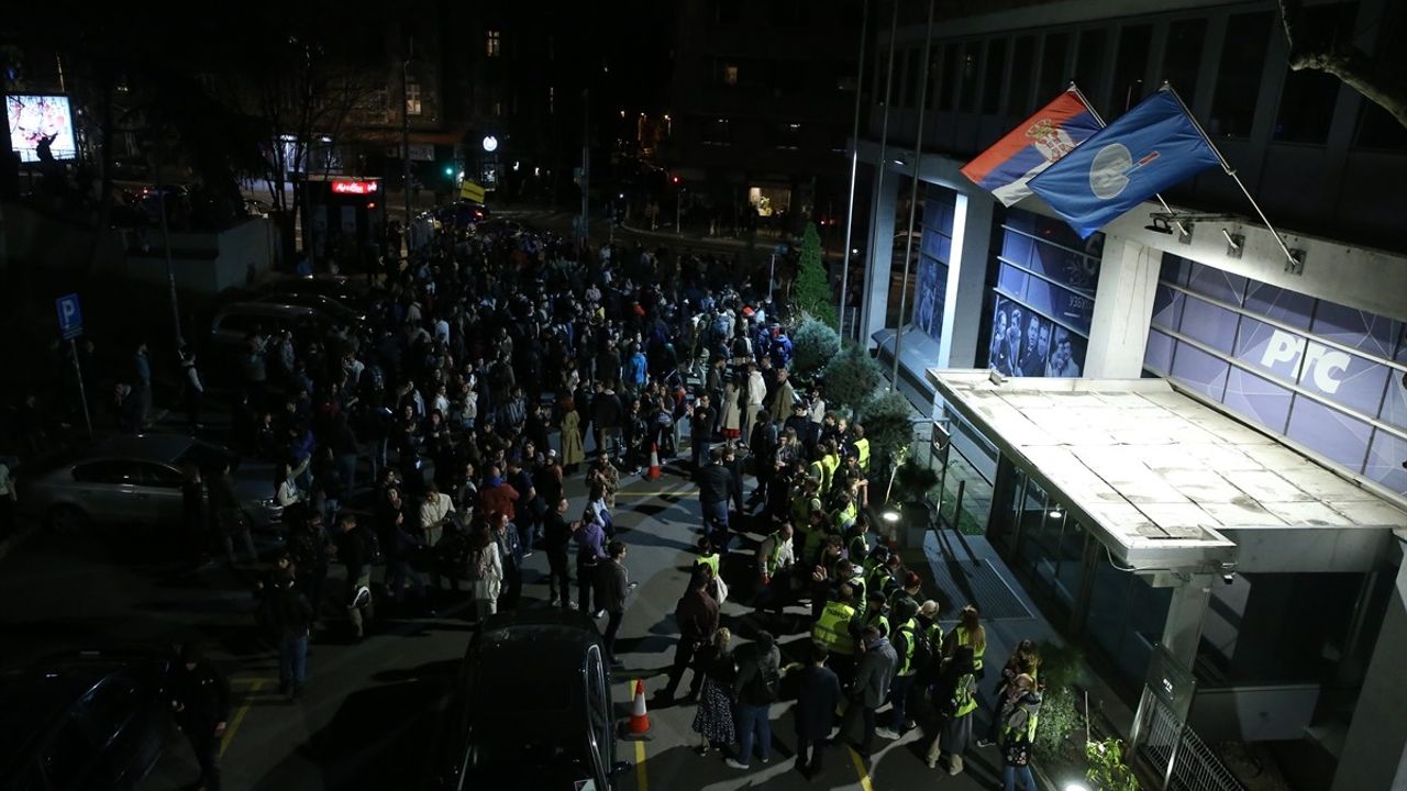 Sırbistan'da Öğrenciler Tren İstasyonu Kazasının Ardından Gösteri Düzenliyor