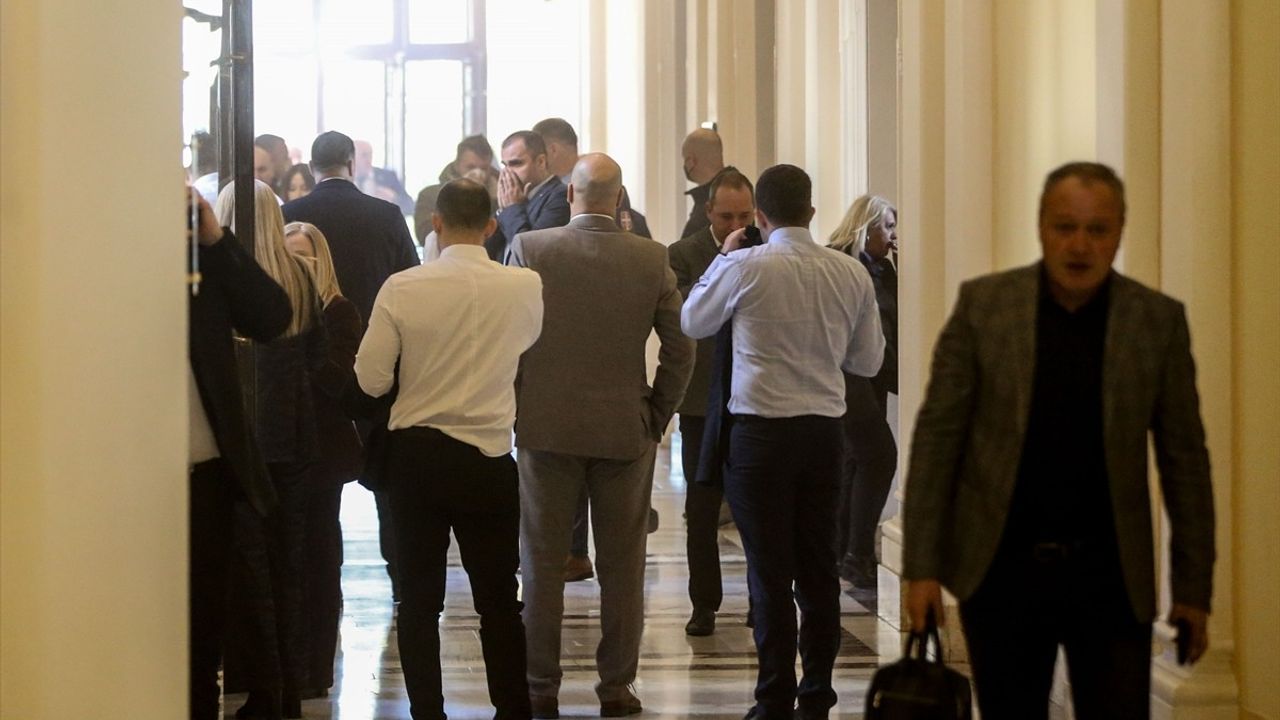 Sırbistan Meclisinde Muhalefet ve İktidar Milletvekilleri Arasında Kavga