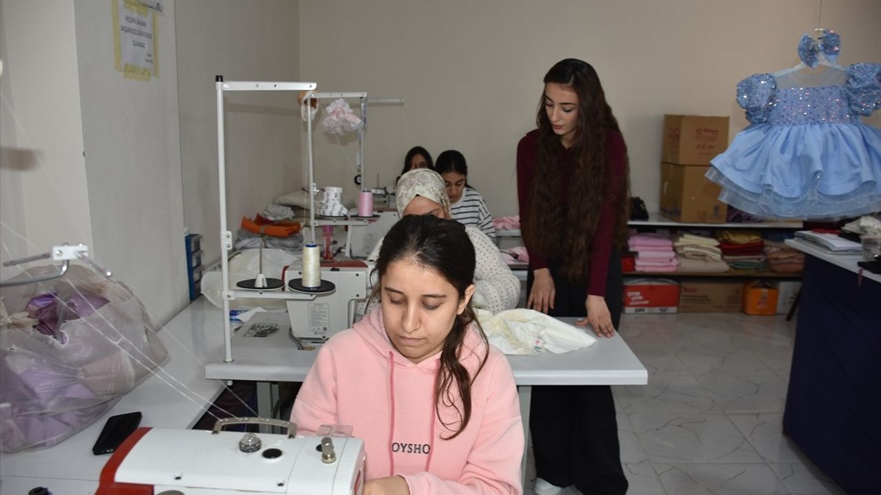 Şırnaklı Genç Girişimci Azize Ergün, KOSGEB Desteğiyle Çocuk Kıyafetleri Üretiyor