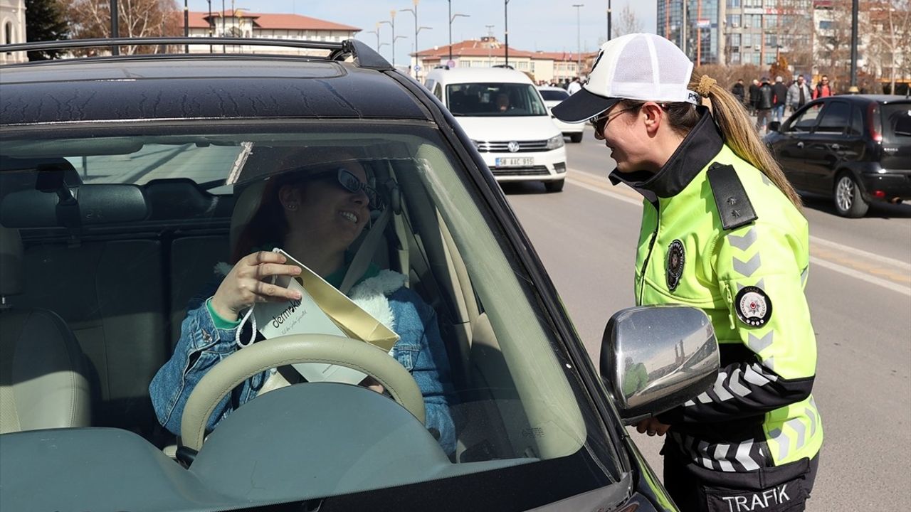 Sivas'ta Kadın Sürücülere 8 Mart Kutlaması
