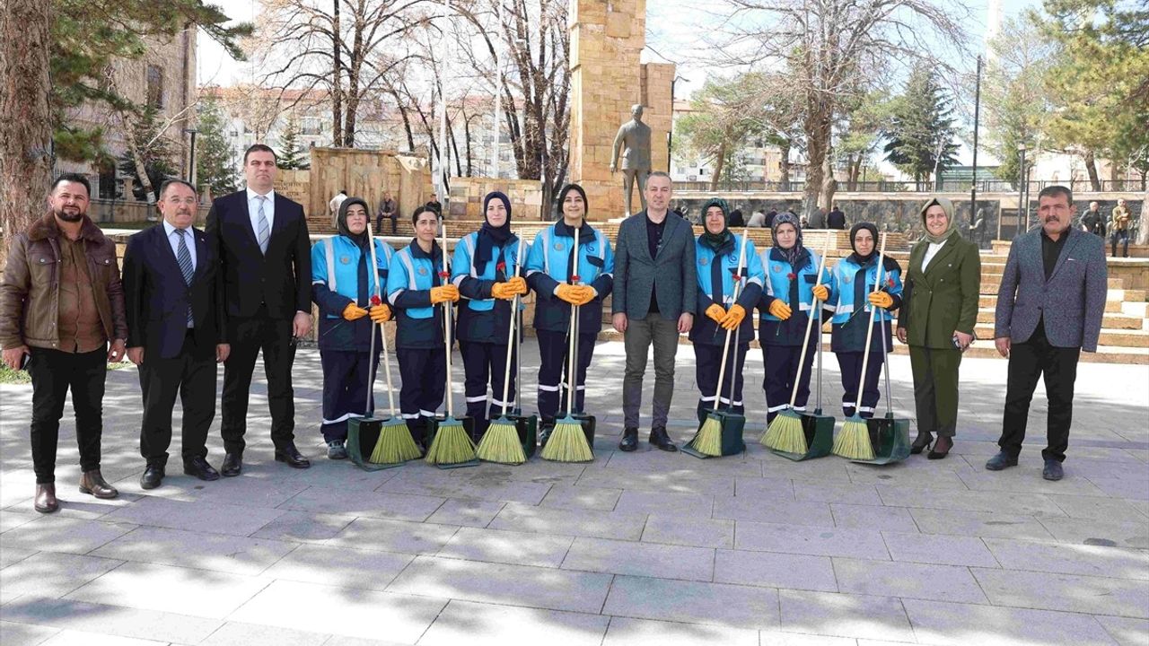 Sivas'ta Kadın Temizlik İşçileri Göreve Başladı