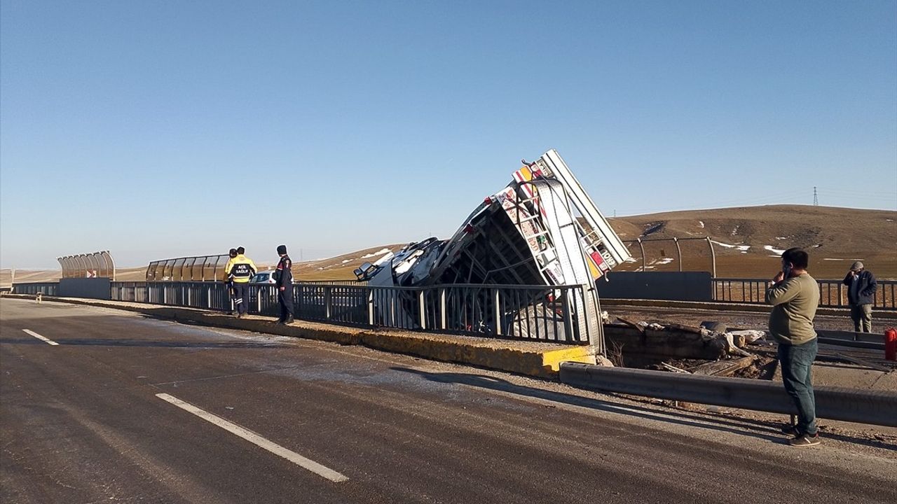 Sivas'ta Köprü Bariyerlerine Çarpan Tırın Sürücüsü Hayatını Kaybetti
