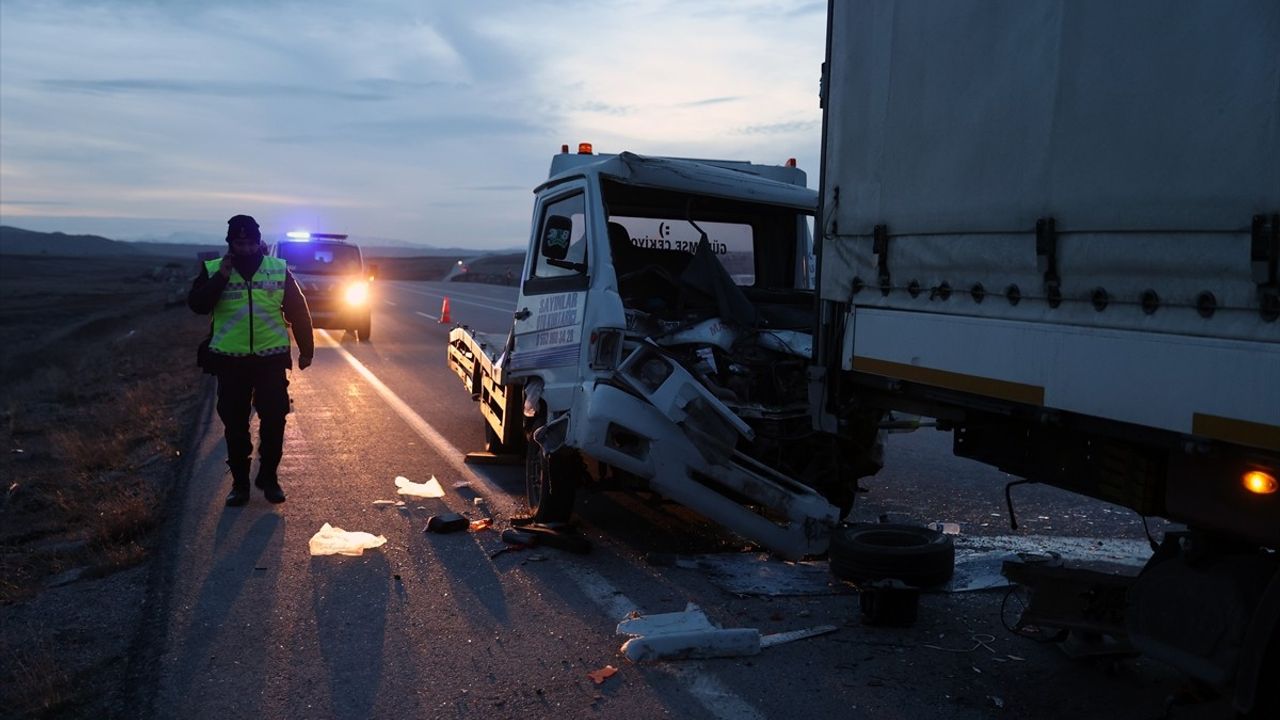 Sivas'ta Trafik Kazası: 3 Yaralı