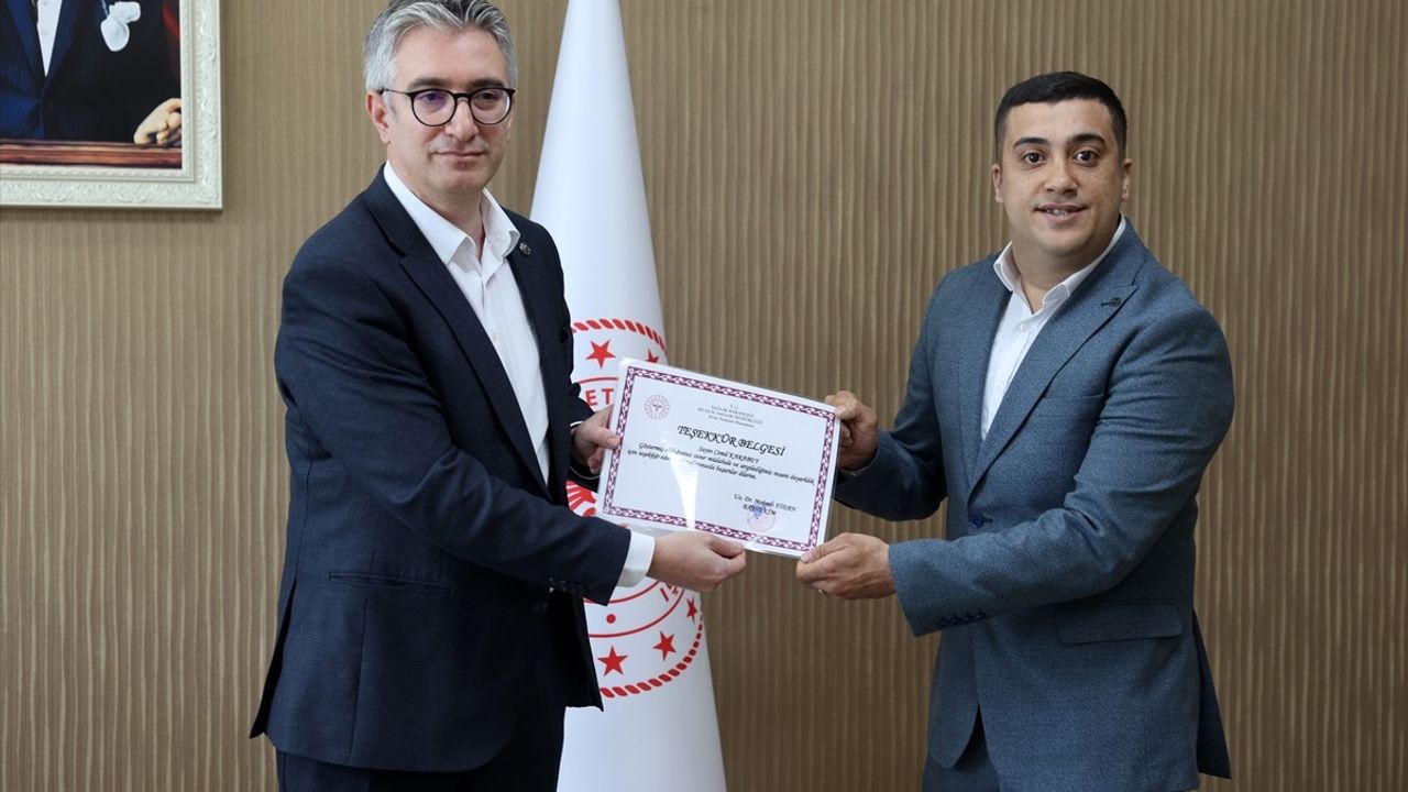 Sivas'ta Yemekhane Görevlisi, Heimlich Manevrası ile Boğulma Tehlikesini Atlattı