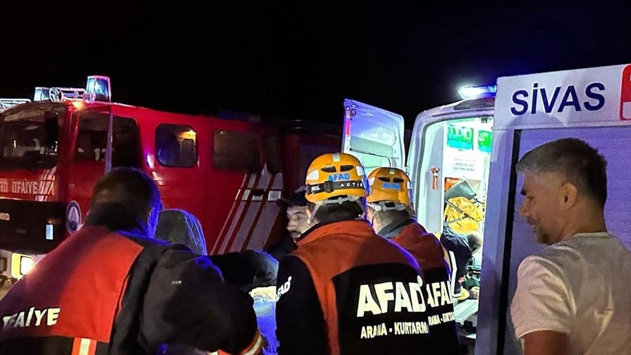 Sivas'ta Yolcu Otobüsü ve Otomobil Çarpıştı: 10 Yaralı