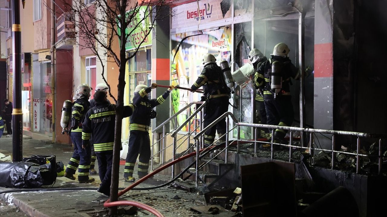Sivas'taki Market Yangını Söndürüldü: Büyük Hasar Oluştu