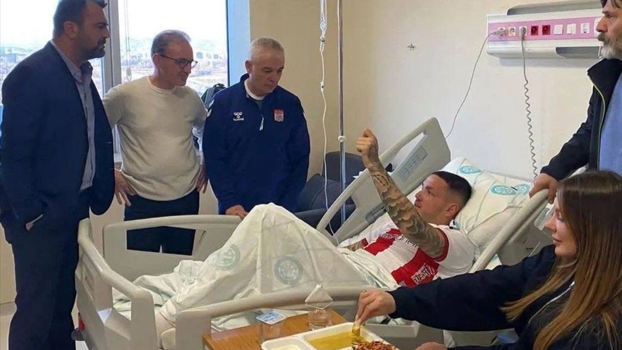 Sivasspor Teknik Direktörü Çalımbay, Rey Manaj'ı Hastanede Ziyaret Etti