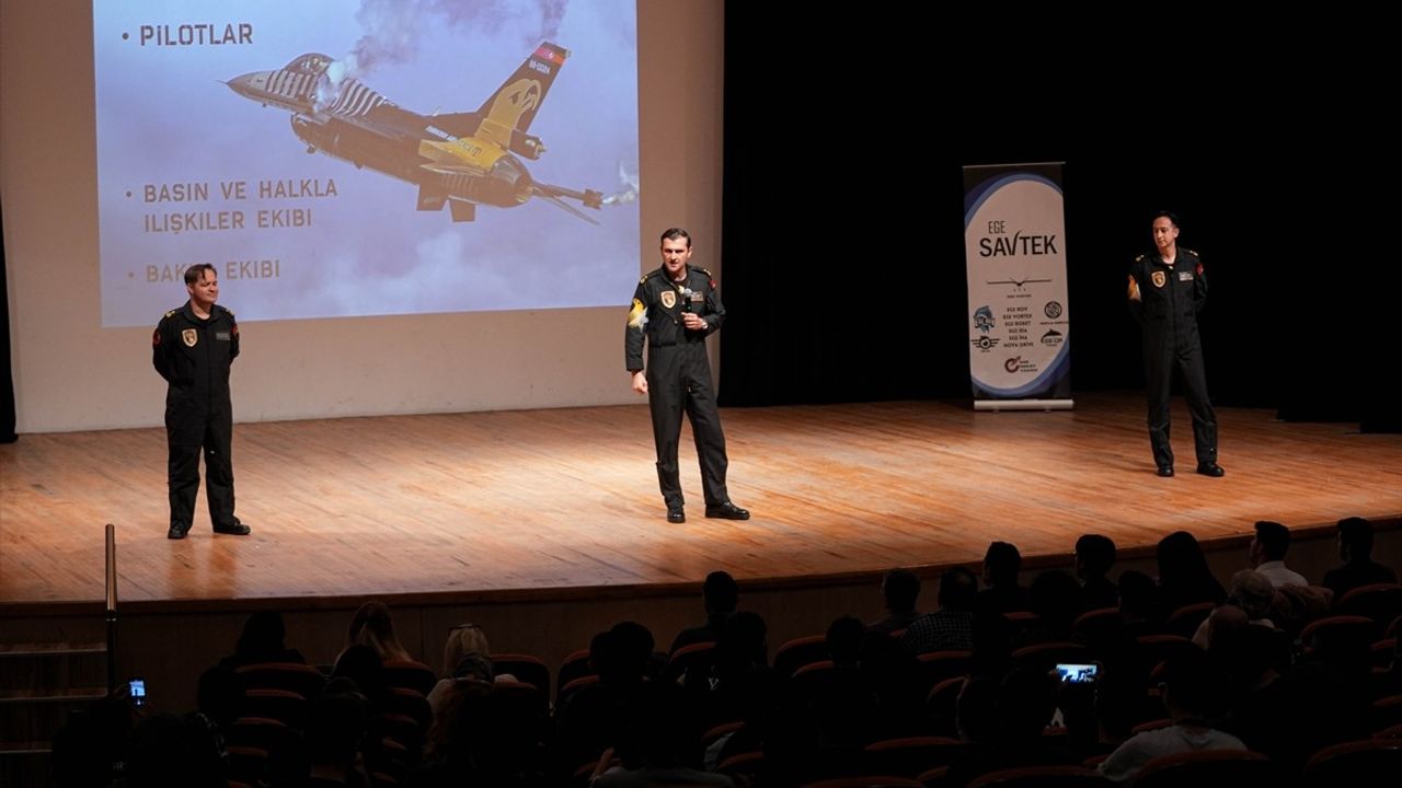 SOLOTÜRK Pilotları İzmir'de Üniversite Öğrencileriyle Buluştu
