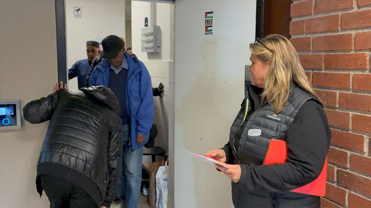 Stockholm Belediyesinin 'Ramazanda Sigarayı Bırak' Kampanyası Devam Ediyor