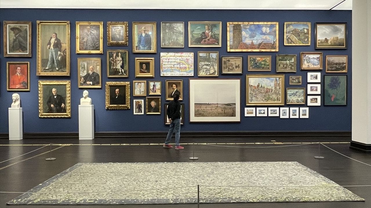 Sultan Adler'in 'Boş Alan' Halısı Bremen Sanat Müzesi'nde Sergileniyor