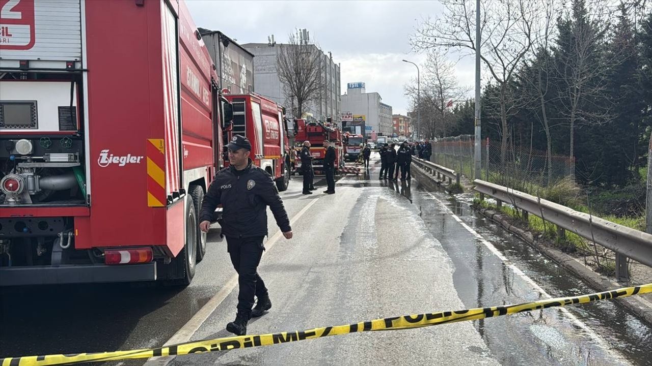 Sultanbeyli'de İş Yerinde Çıkan Yangın Kontrol Altına Alındı