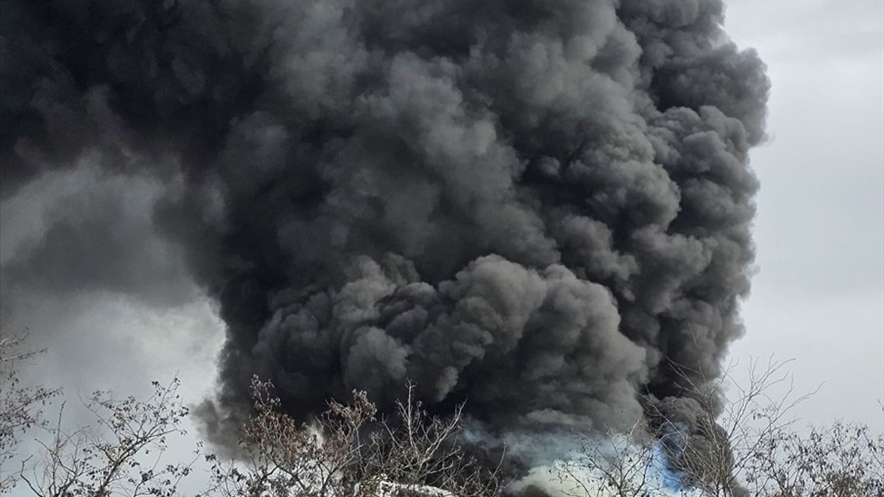 Sultanbeyli'de İş Yerinde Yangın Çıktı, İtfaiye Ekipleri Mücadele Ediyor